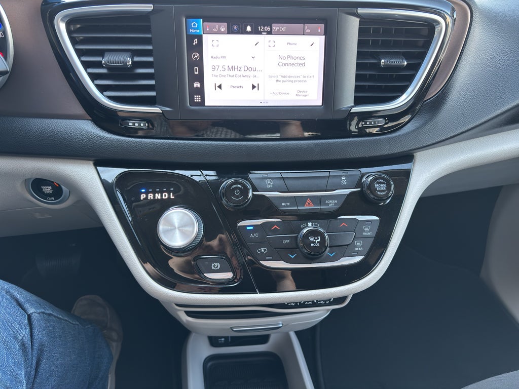2022 Chrysler Voyager LX
