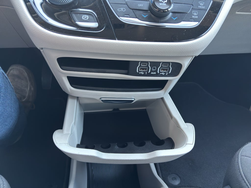 2022 Chrysler Voyager LX