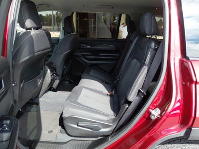 2023 Jeep Grand Cherokee L Laredo / Altitude