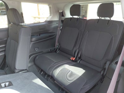 2023 Jeep Grand Cherokee L Laredo / Altitude