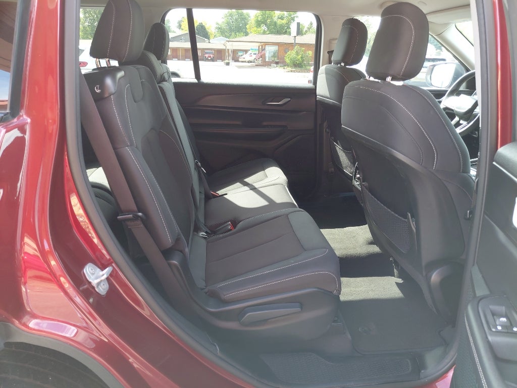 2023 Jeep Grand Cherokee L Laredo / Altitude