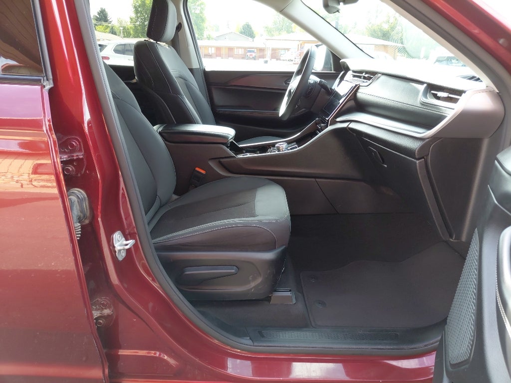 2023 Jeep Grand Cherokee L Laredo / Altitude