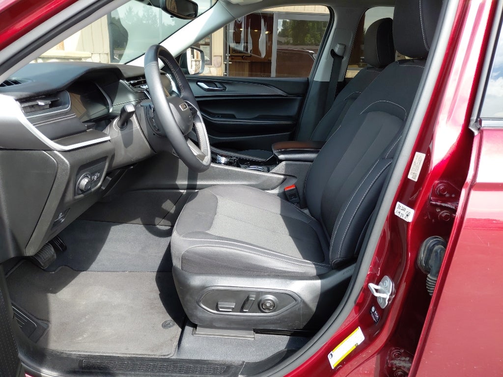 2023 Jeep Grand Cherokee L Laredo / Altitude