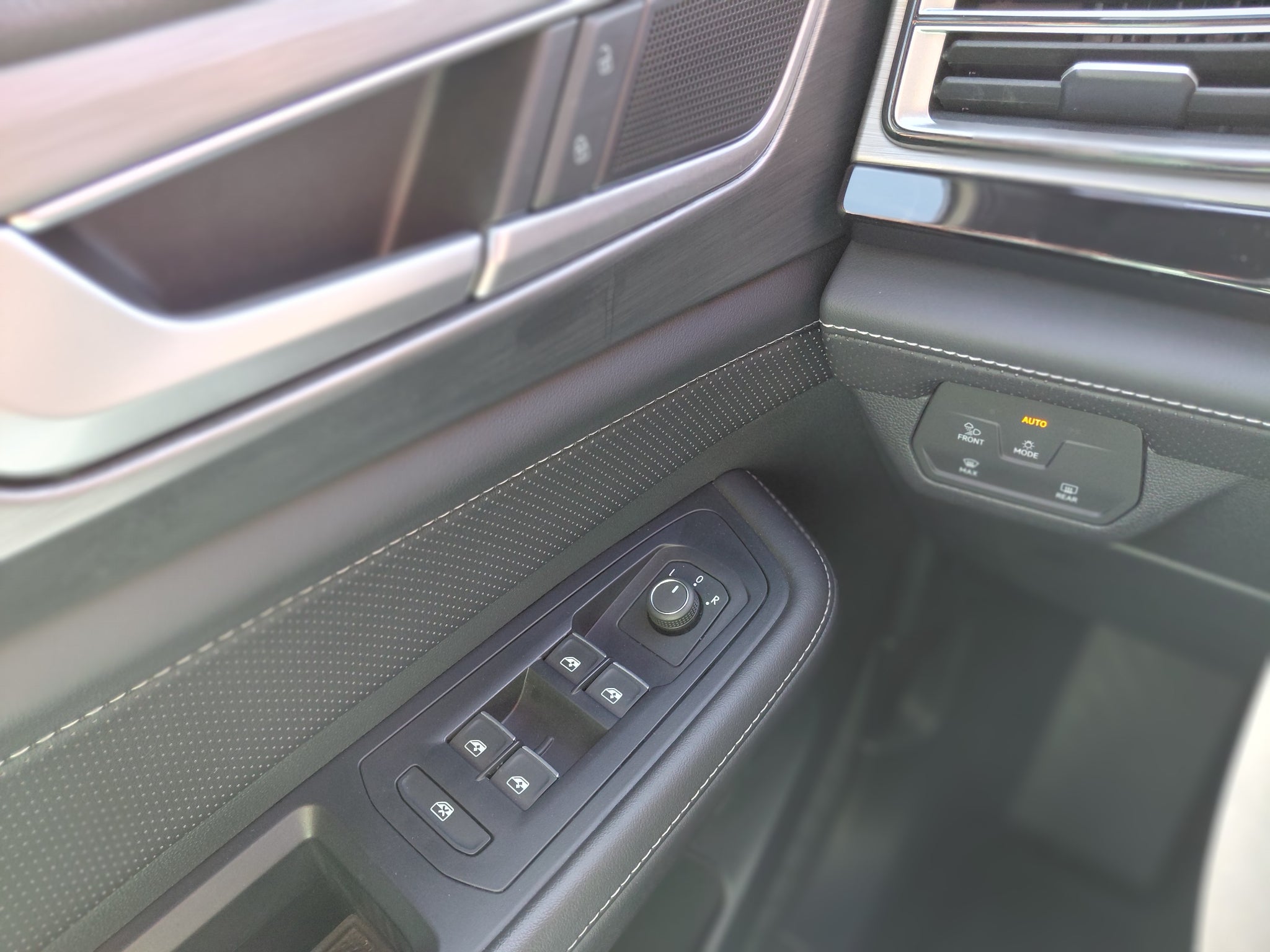 2025 Volkswagen Atlas Cross Sport SE w/Technology 4Motion